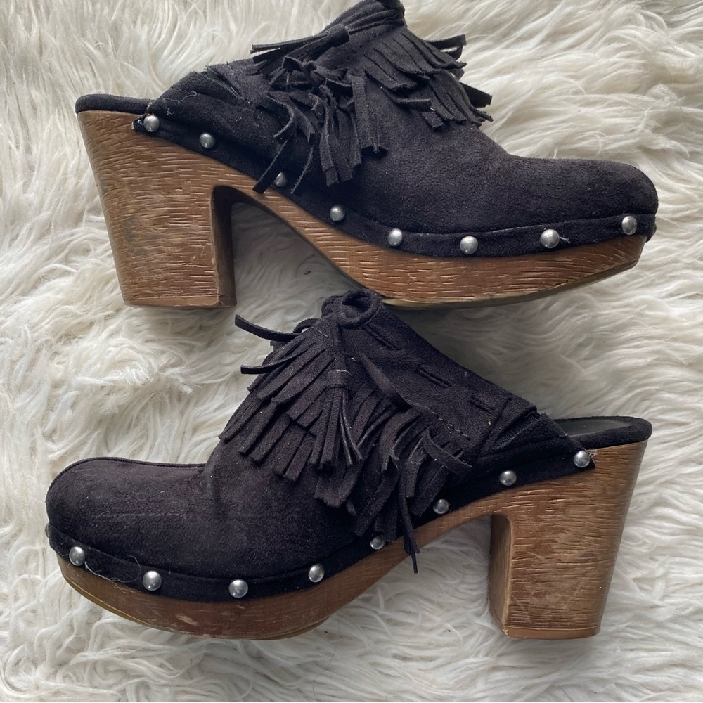 Indigo Rd. faux wood black clog sandals with fringe size 7.5